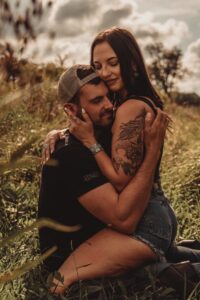 Couple poses - the candid shoot