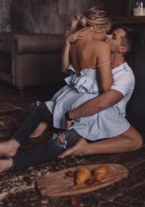 Romantic Photoshoot Ideas - the candid shoot