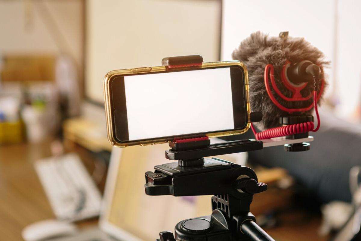 Smartphone - Best Camera Under ₹30,000 for YouTube & Vlogging