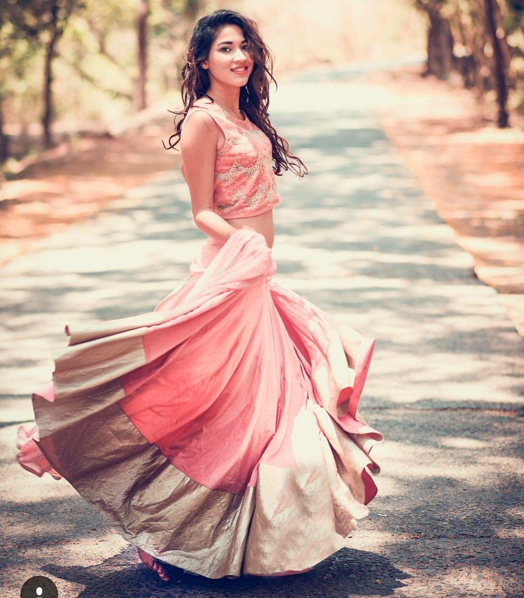 Add Movement to Your Pose - Body Language Tips for Women