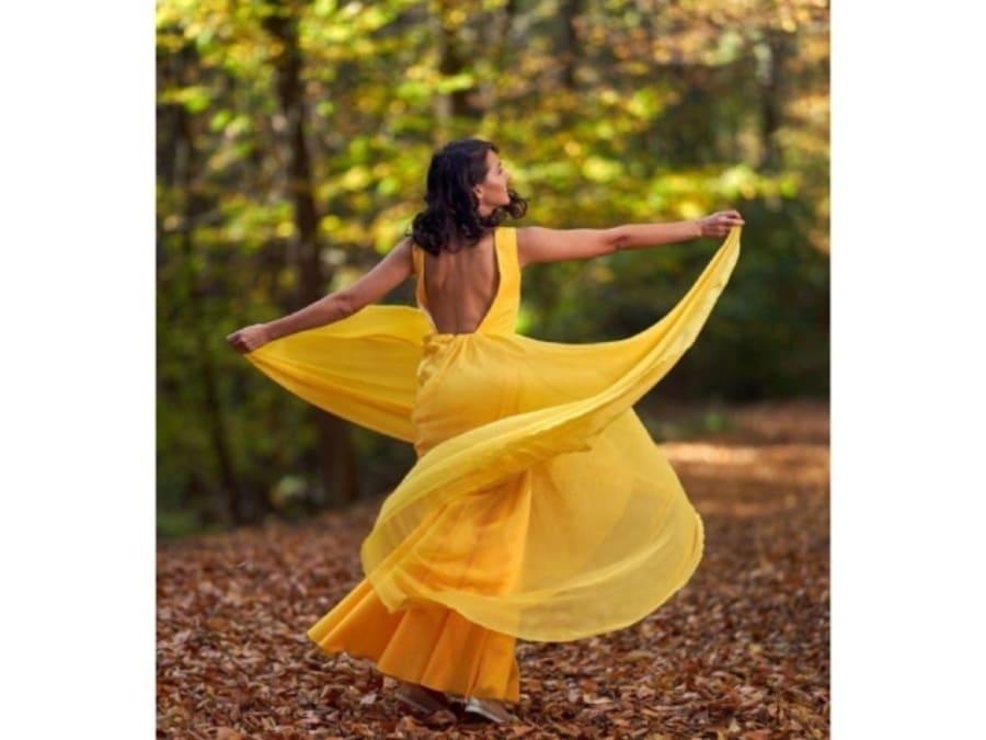 Add Movement to Your Pose - Body Language Tips for Women