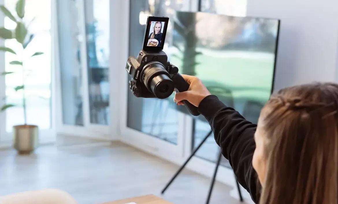 Canon EOS R50 - Best Camera for YouTube Shorts & Reels