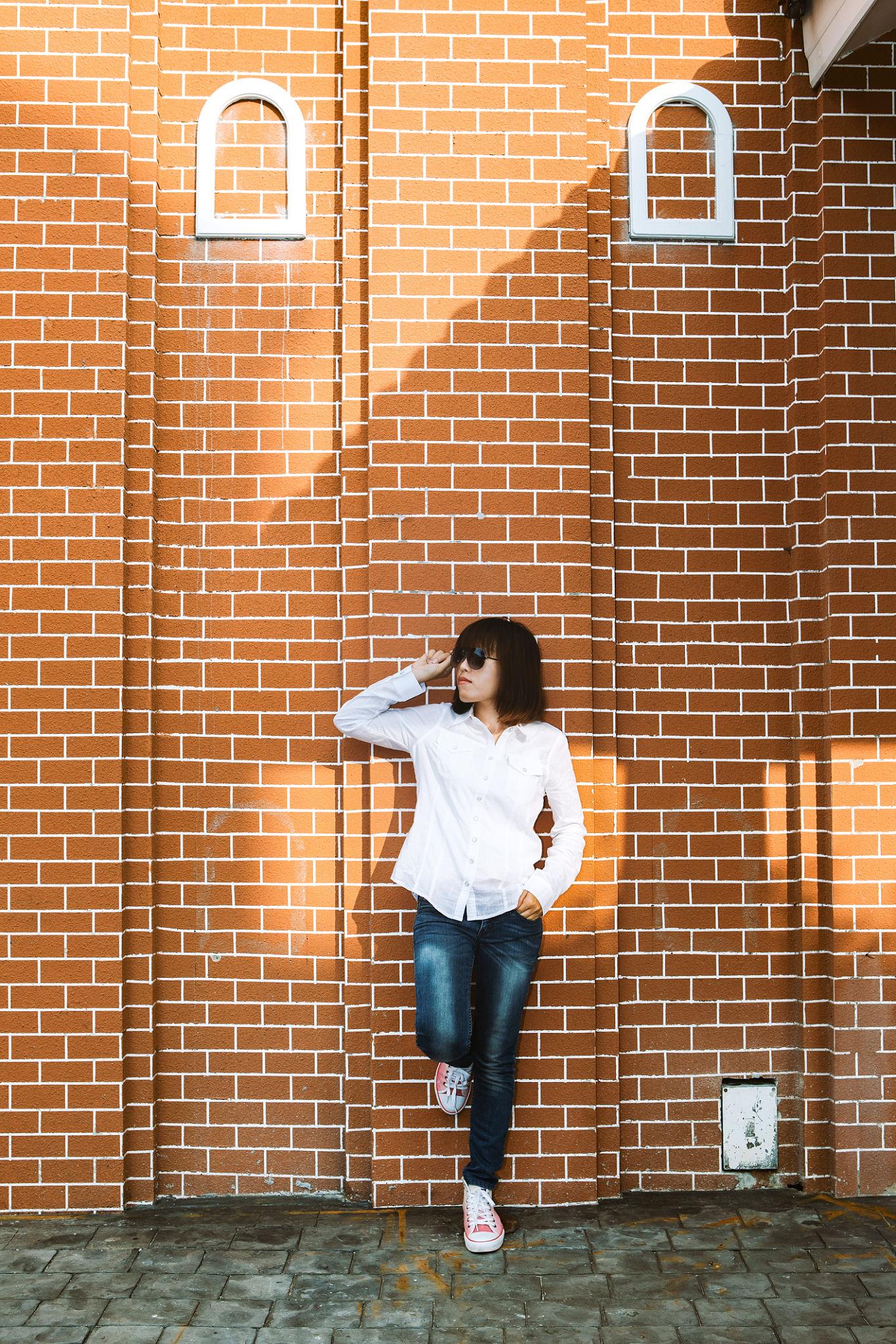 Leaning Pose - Best Fashion Photography Poses - The Candid Shoot