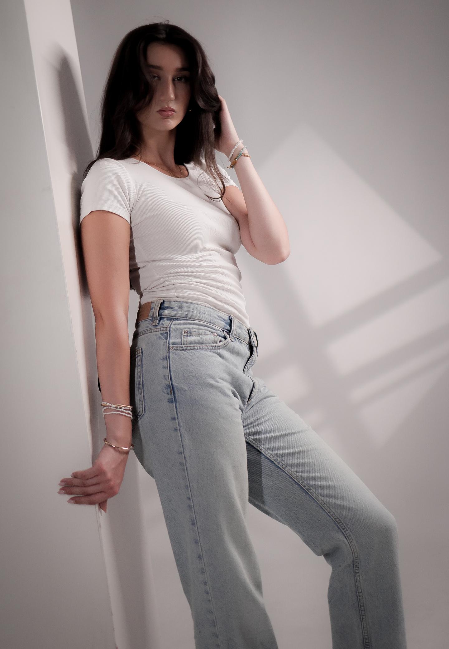 Leaning Pose - Best Fashion Photography Poses - The Candid Shoot