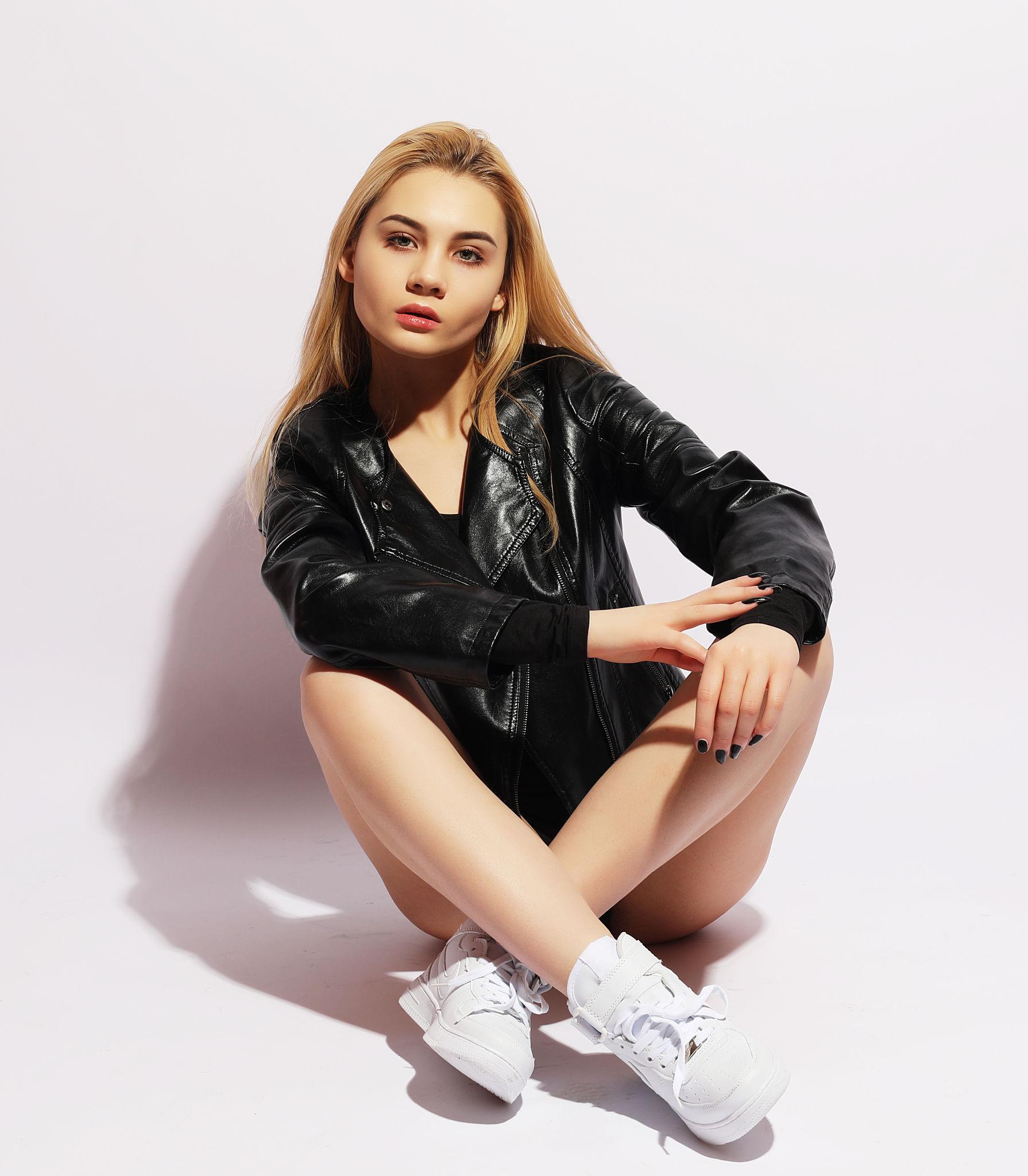 Leaning Pose - Best Fashion Photography Poses - The Candid Shoot