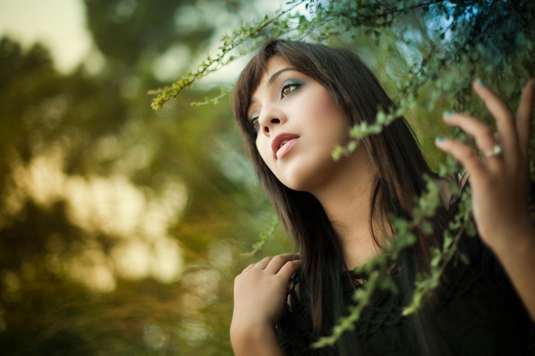 Looking Away Pose - Best Fashion Photography Poses - The Candid Shoot