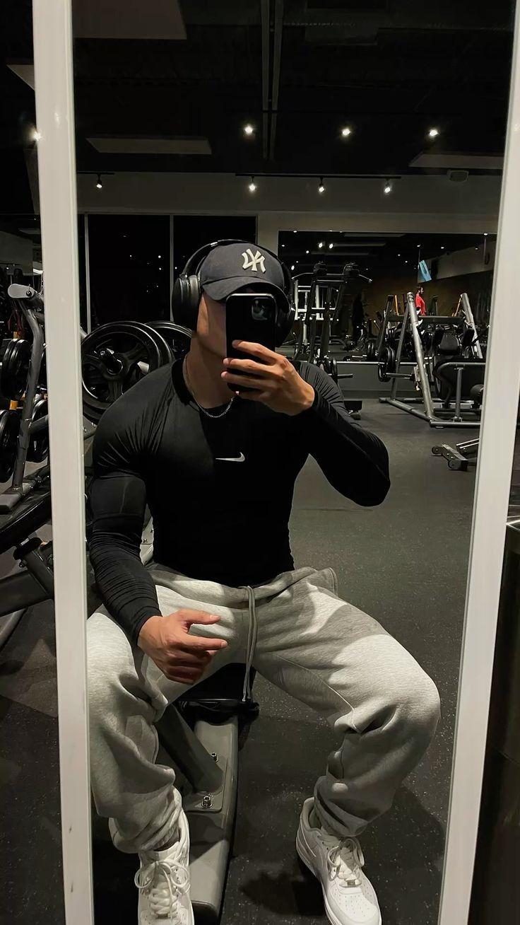 Mirror Selfie Pose - best gym photography poses