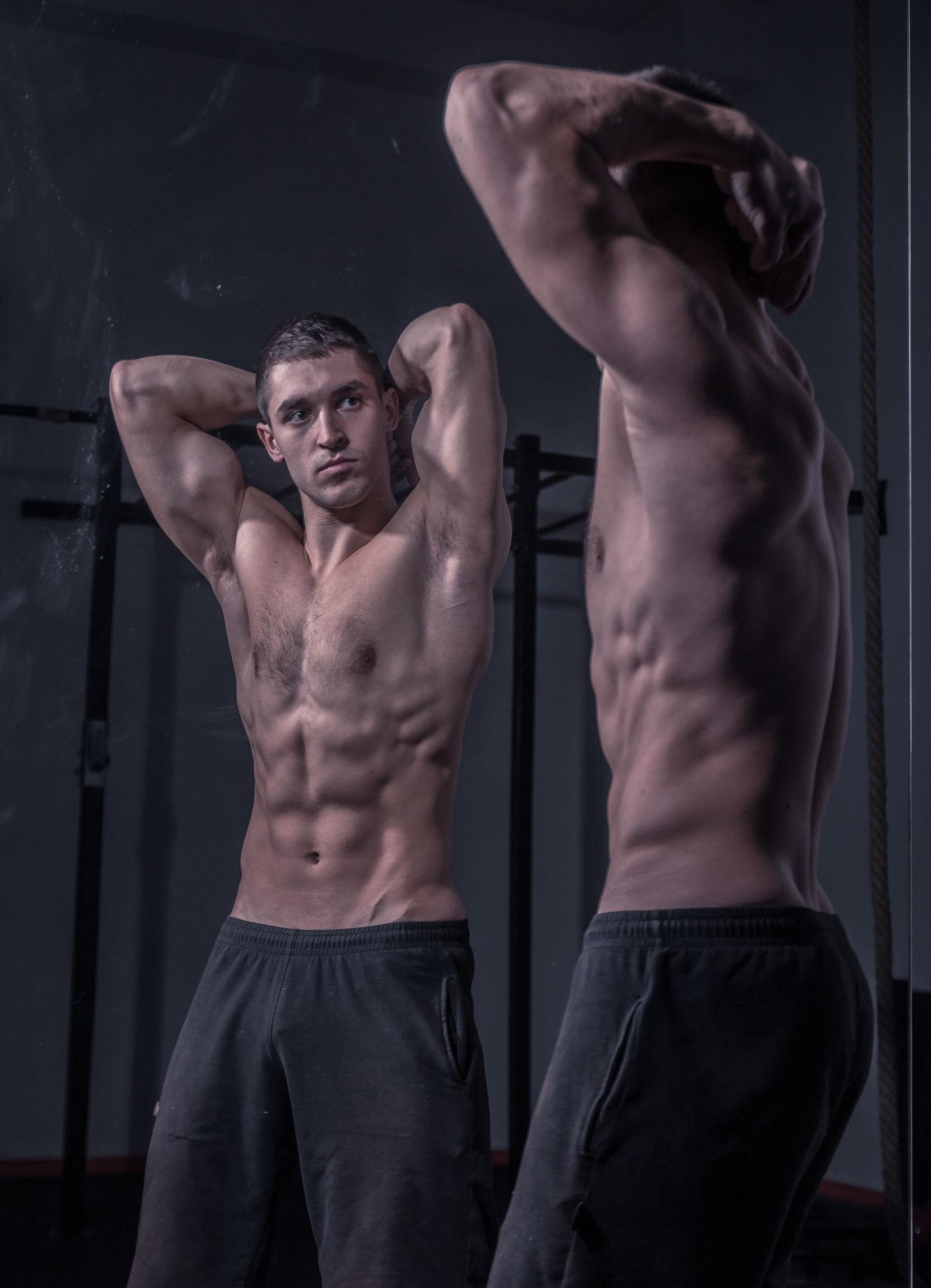 Mirror Selfie Pose - best gym photography poses