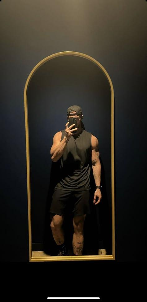 Mirror Selfie Pose - best gym photography poses