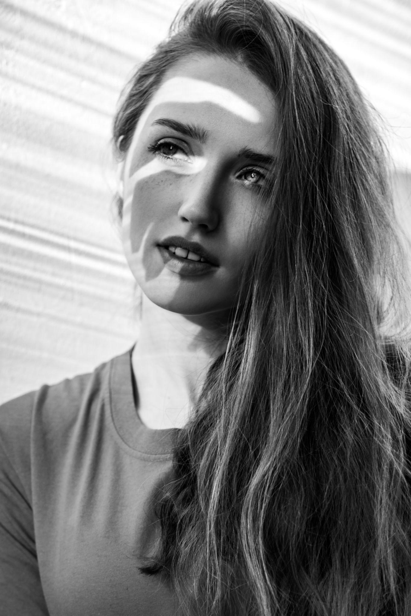 Use Soft Eye Expressions - Body Language Tips for Women
