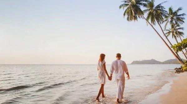 Beach Couple Poses