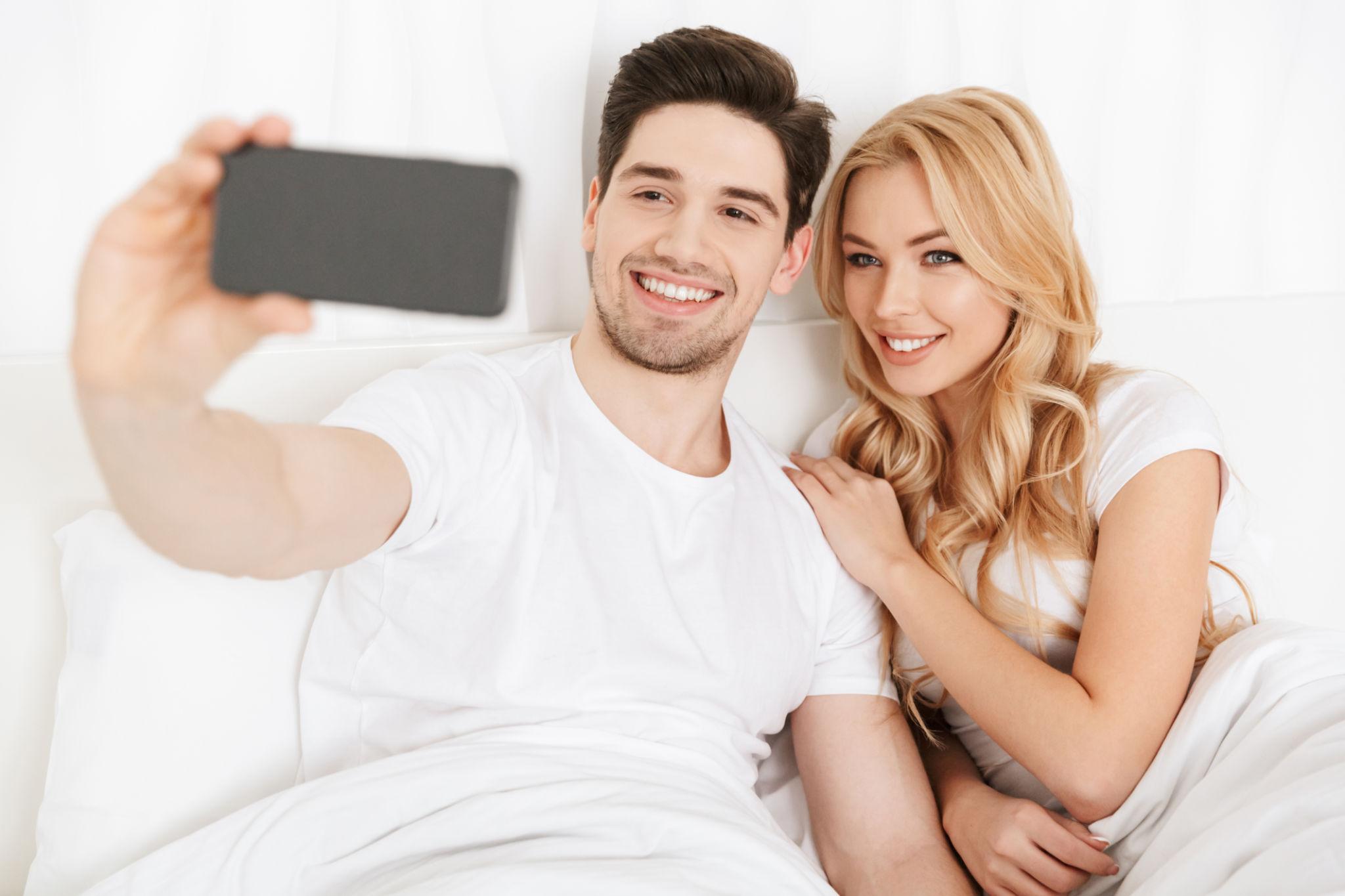 Cute couple selfie poses - Couple Selfie Poses
