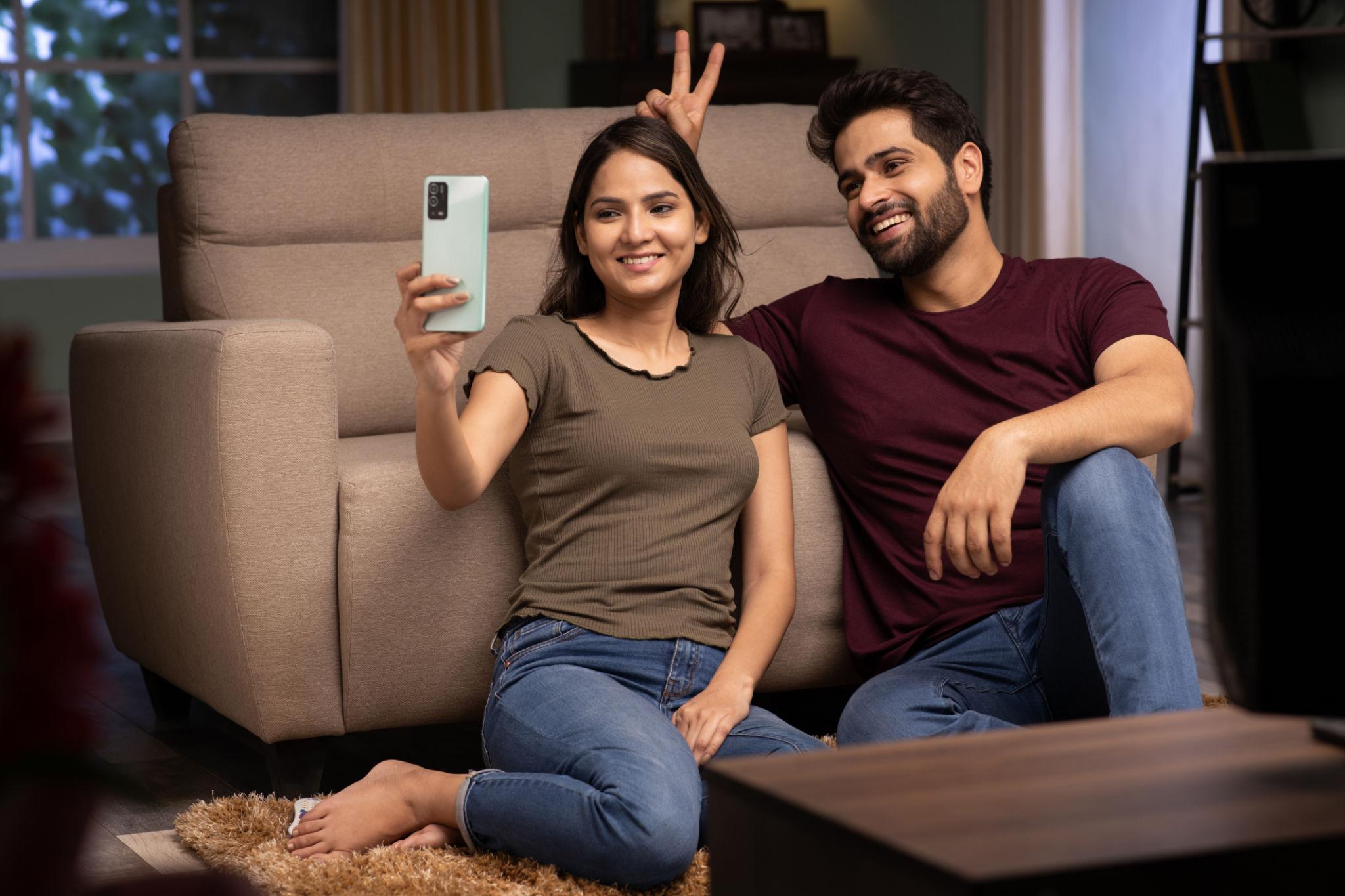 How to take better couple selfies - Couple Selfie Poses