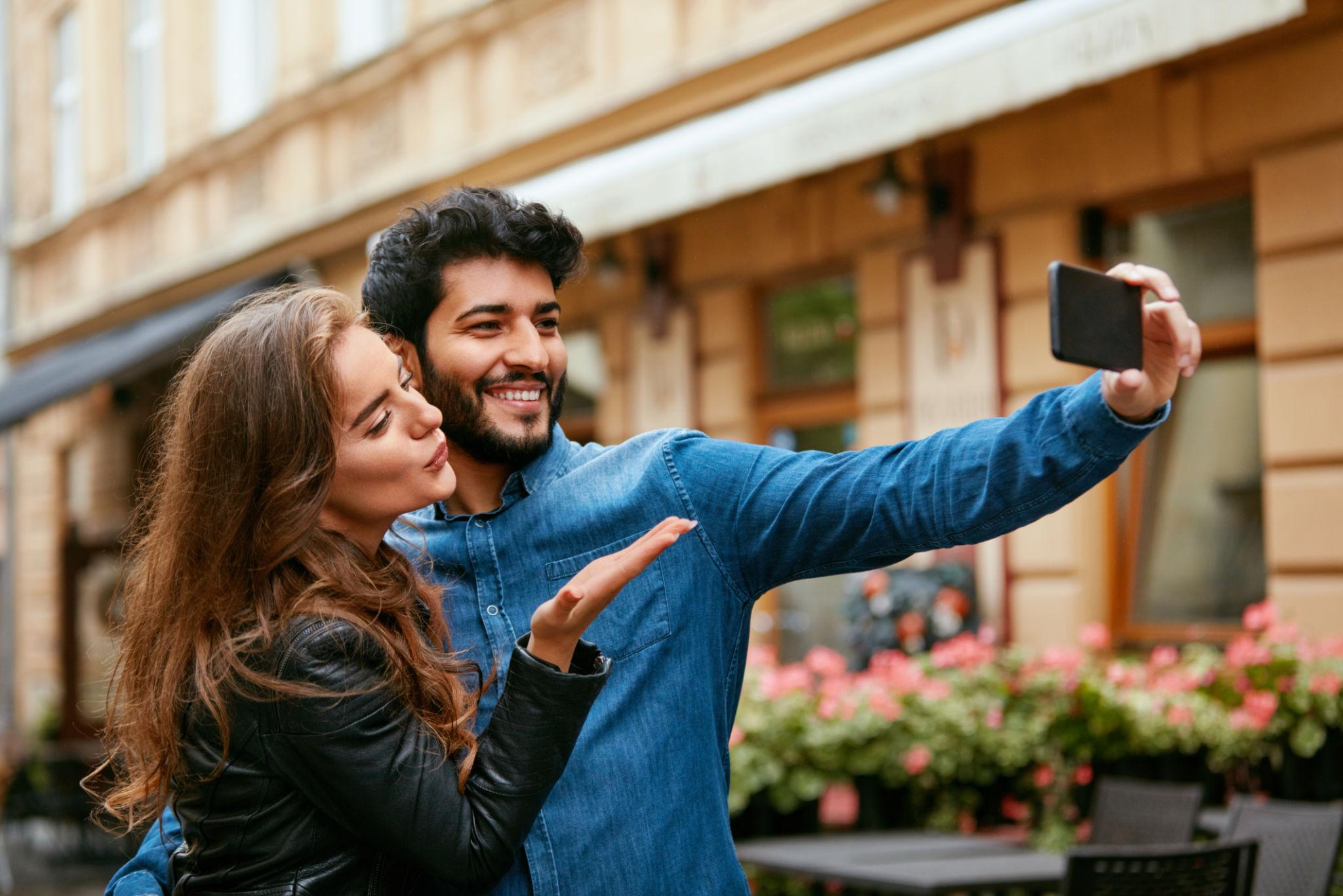 How to take better couple selfies - Couple Selfie Poses