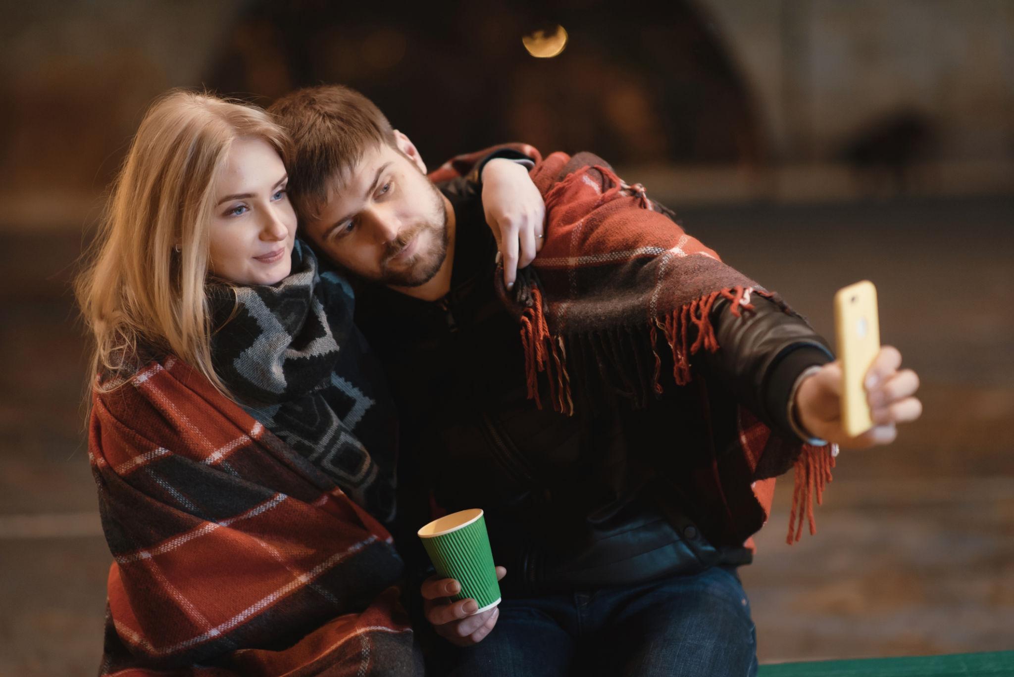 How to take better couple selfies - Couple Selfie Poses