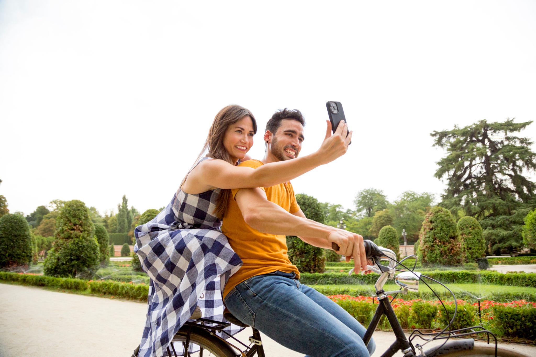 Instagram couple selfie inspiration - Couple Selfie Poses
