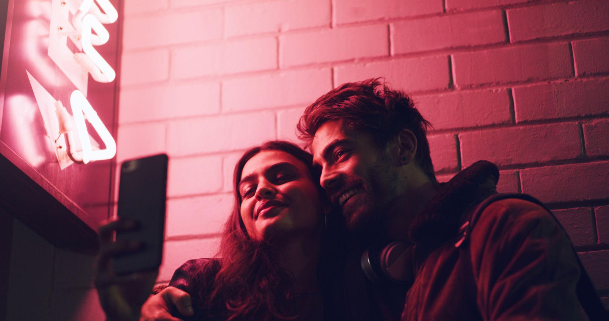 Night-time couple selfie poses - Couple Selfie Poses