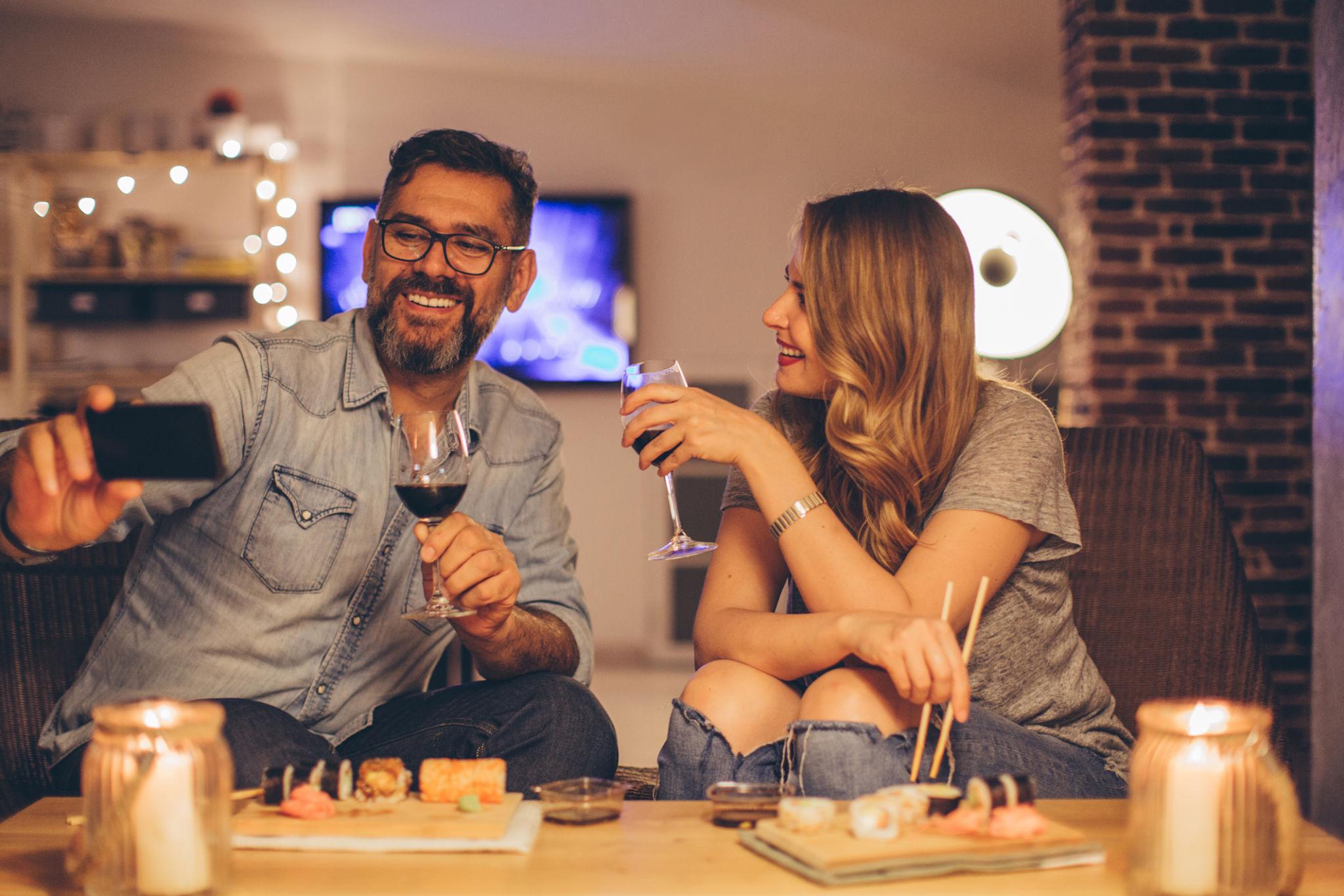 Night-time couple selfie poses - Couple Selfie Poses
