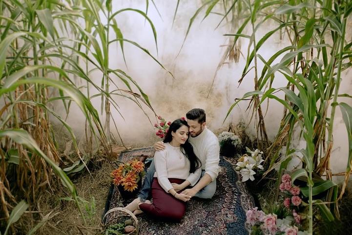 Picnic pose - Romantic couple poses