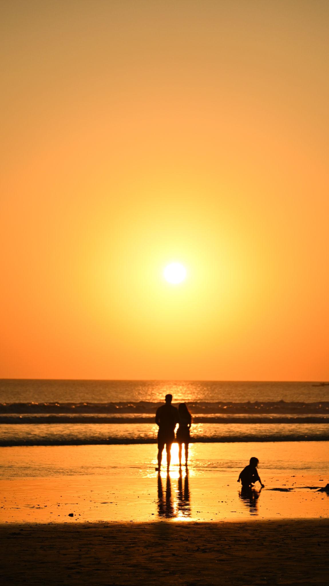 beach couple poses