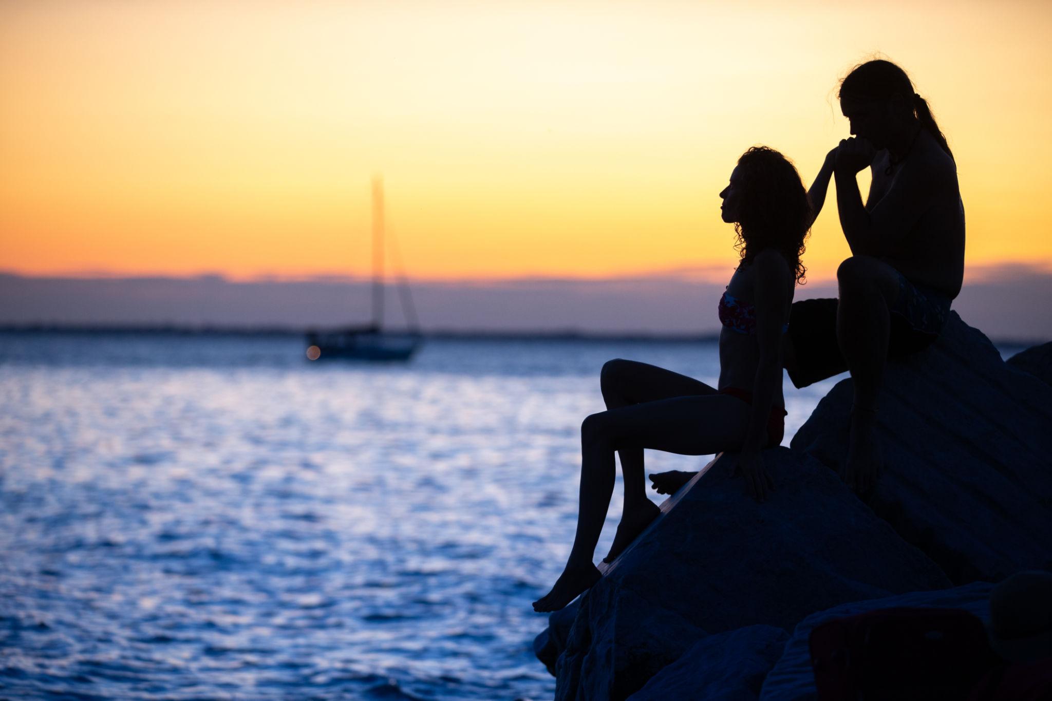 beach couple poses