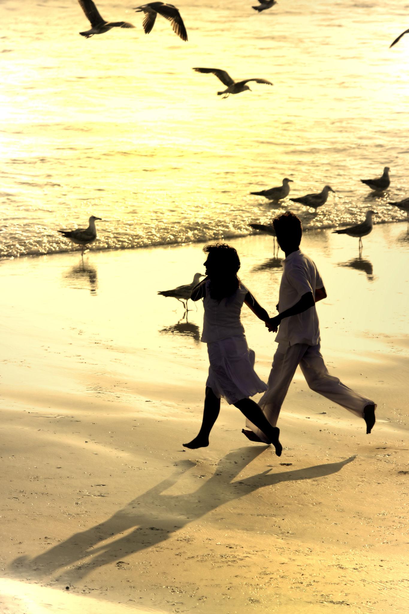 beach couple poses