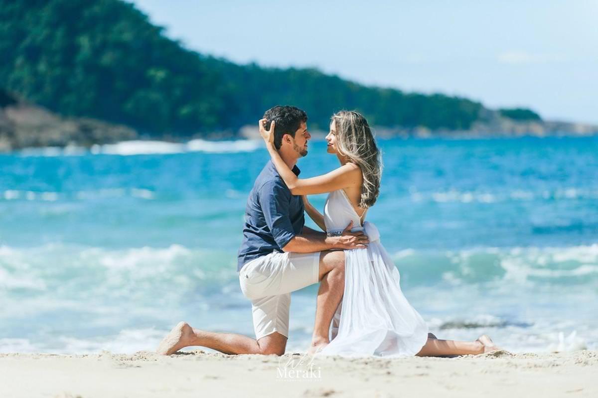 beach couple poses